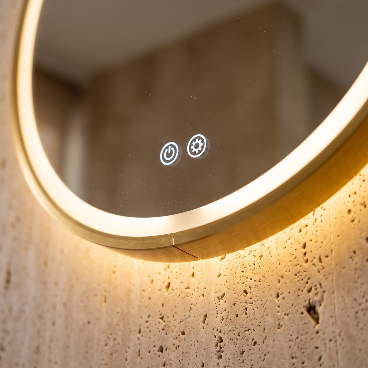 Le Dôme, miroir LED demi-lune doré — détail des touches tactiles et du bord