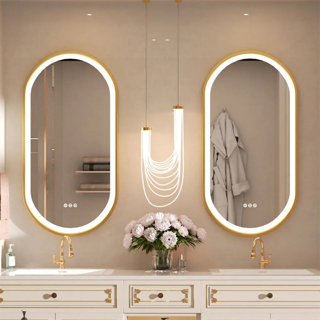 Deux miroirs L'Ovale Doré posés en hauteur au-dessus de deux lavabos
